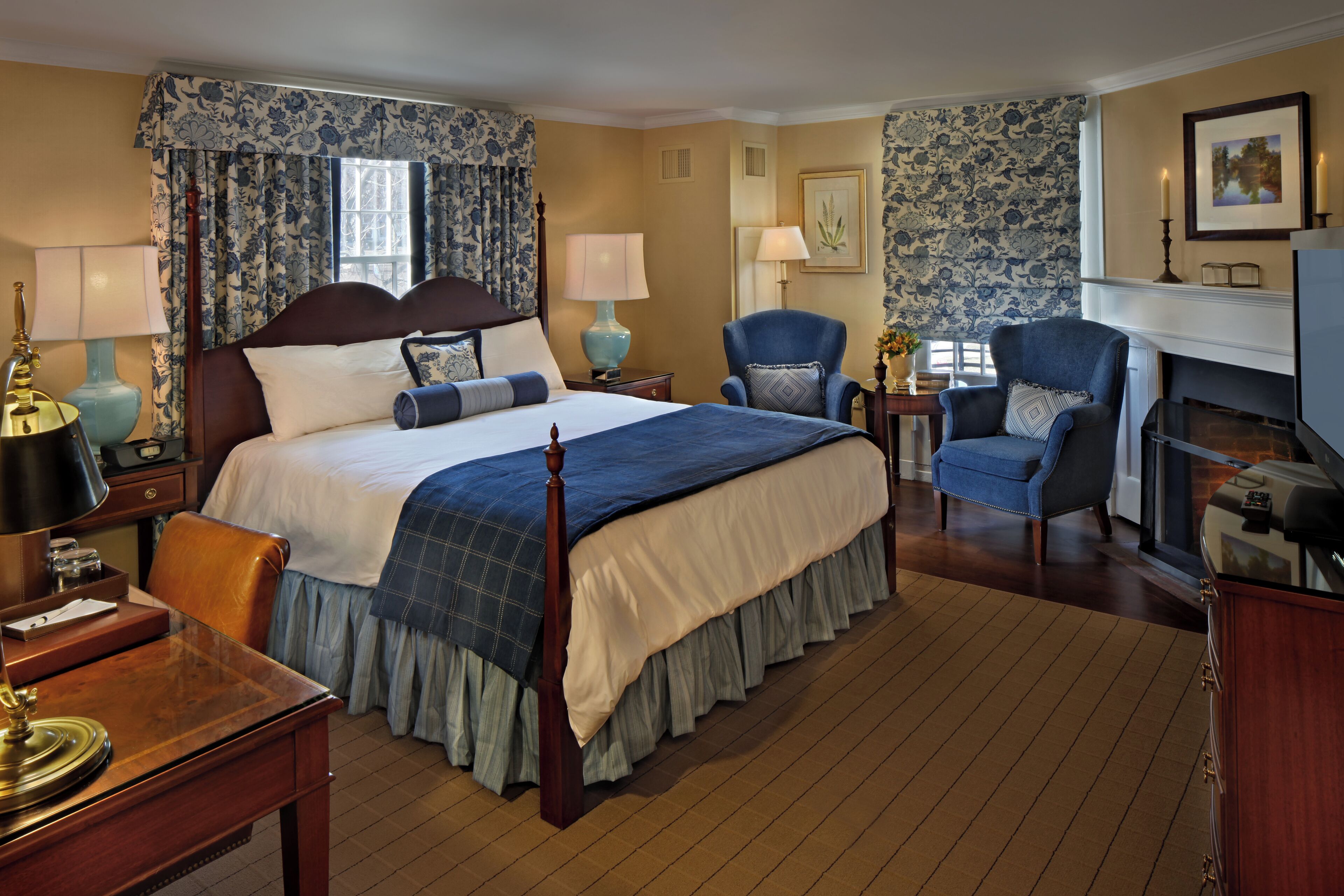 Hypo-allergenic bedding, desk, iron/ironing board, free WiFi