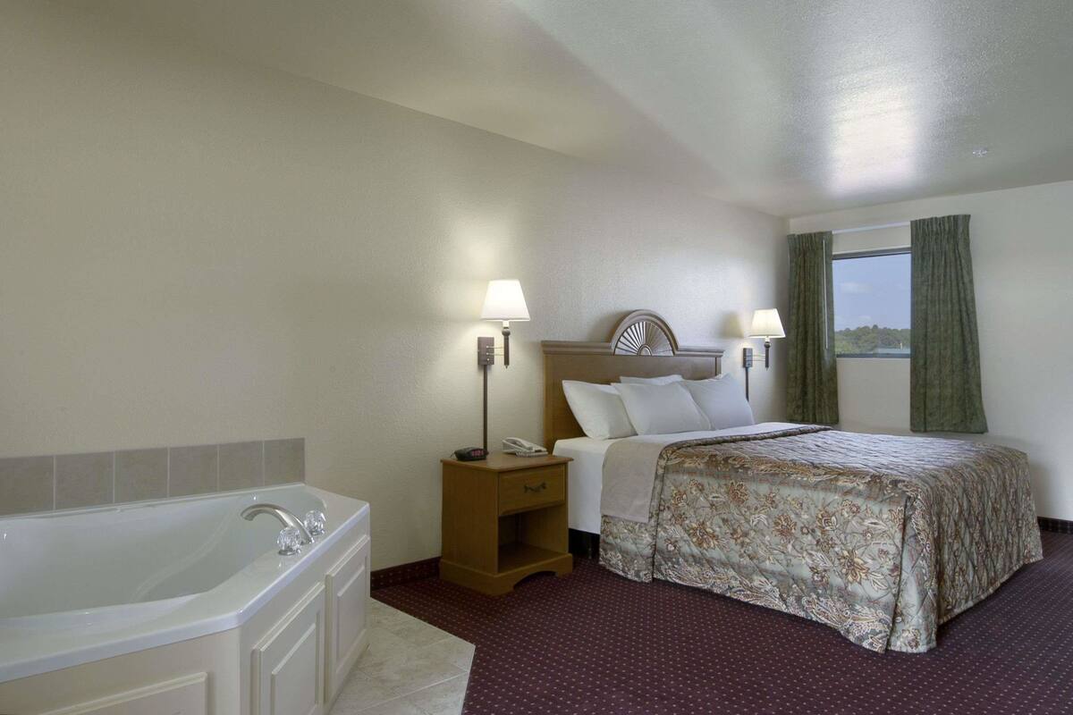 Iron/ironing board, cribs (surcharge), rollaway beds (surcharge)