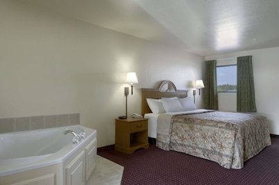 Days Inn by Wyndham Centre