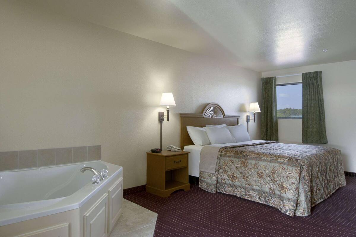 Iron/ironing board, cribs (surcharge), rollaway beds (surcharge)