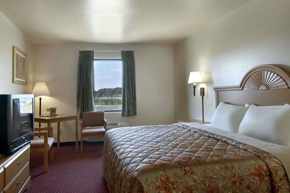 Iron/ironing board, cribs (surcharge), rollaway beds (surcharge)