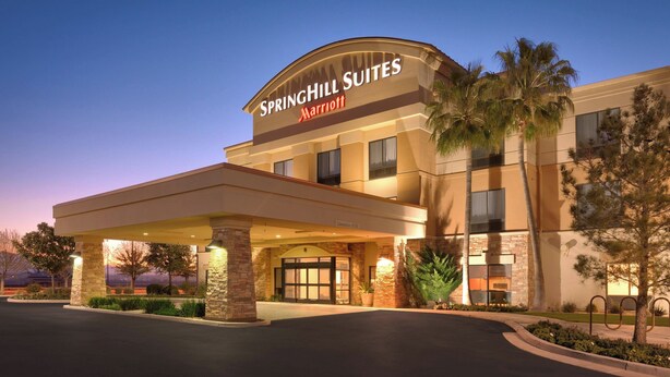 A hotel with a curved facade, a covered entrance, and a sign indicating it is a SpringHill Suites Marriott. - Springhill Suites by Marriott Thatcher (Thatcher)