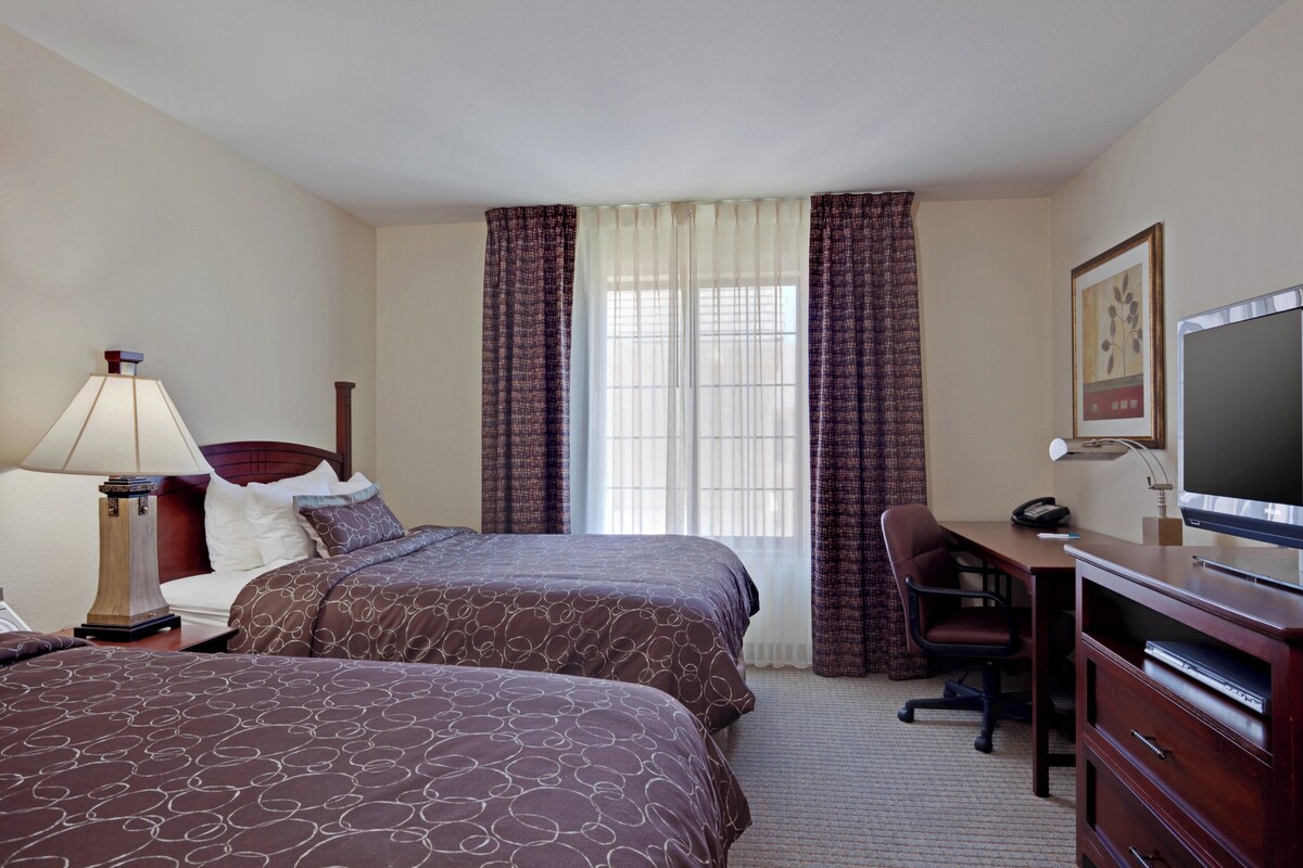 Hypo-allergenic bedding available, pillowtop beds, desk