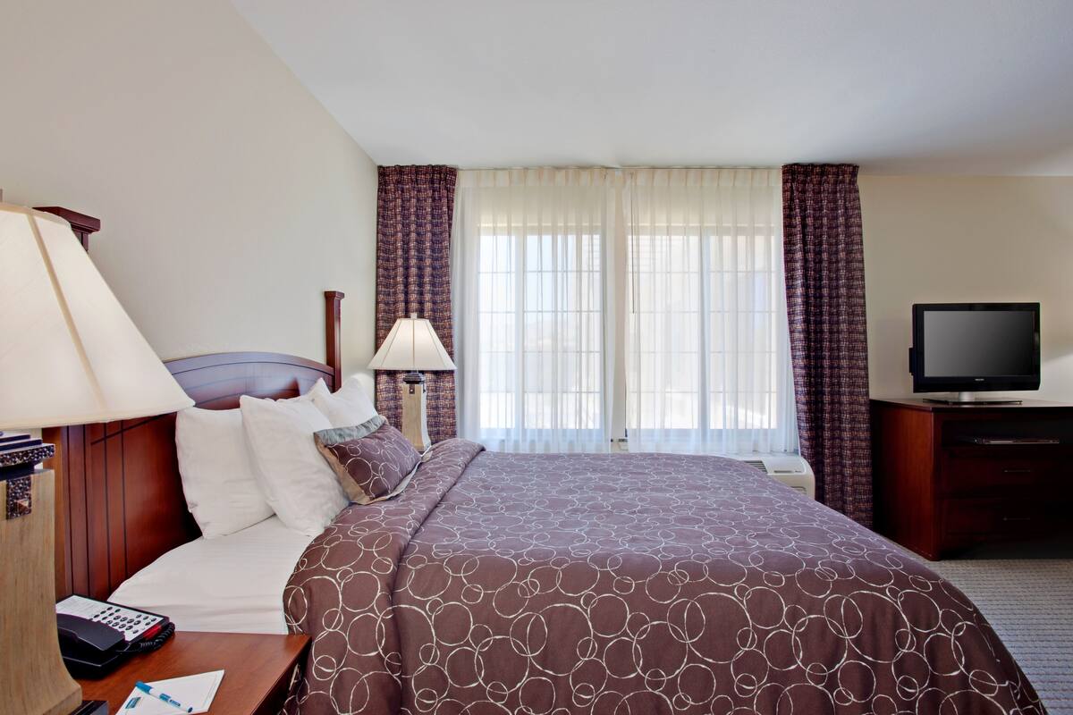 Hypo-allergenic bedding available, pillowtop beds, desk
