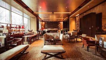 2 restaurants; breakfast, lunch, and dinner served