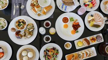 每日供应自助式早餐(每人 CNY 145)