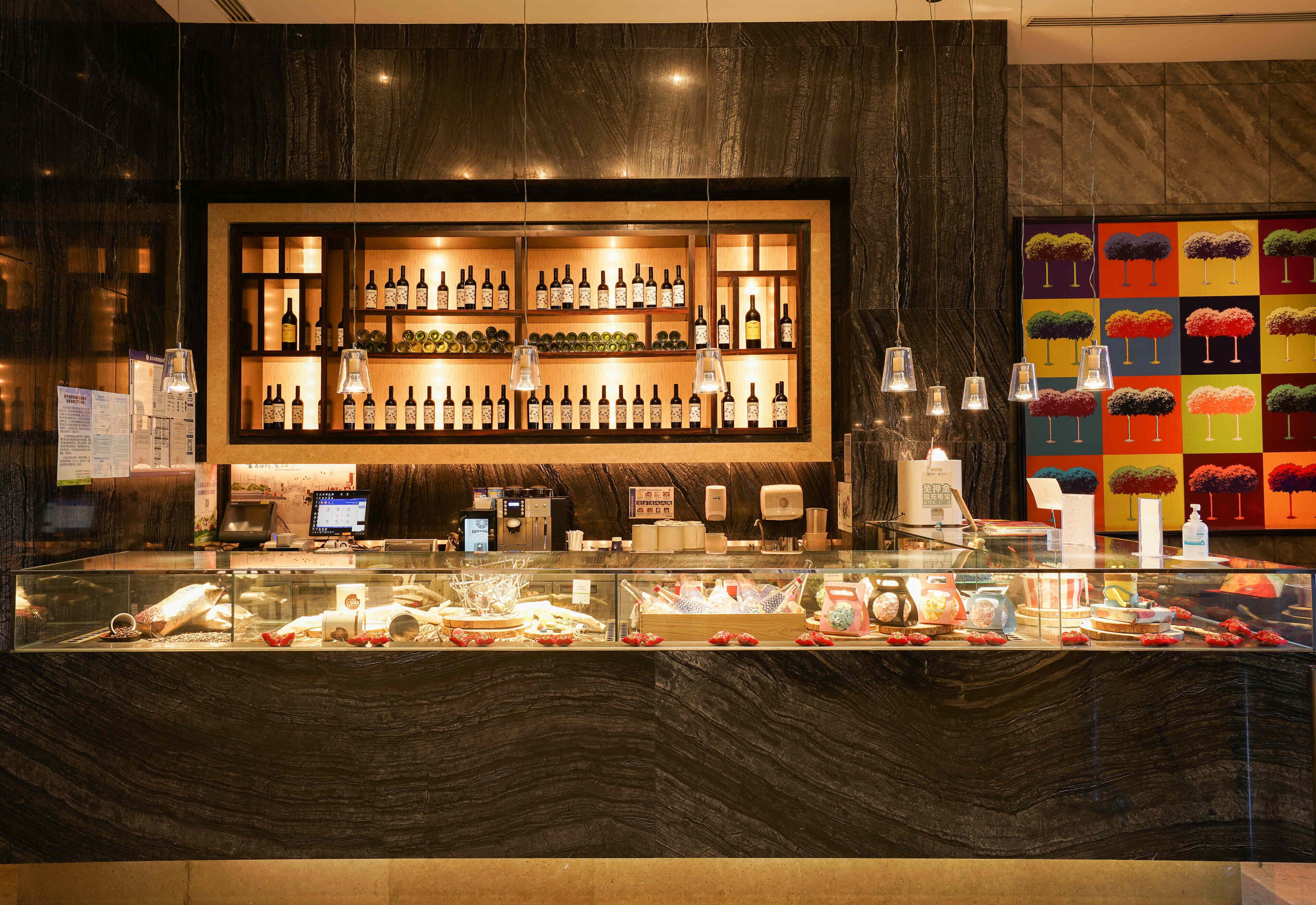 2 restaurants servant le petit déjeuner, le déjeuner et le dîner