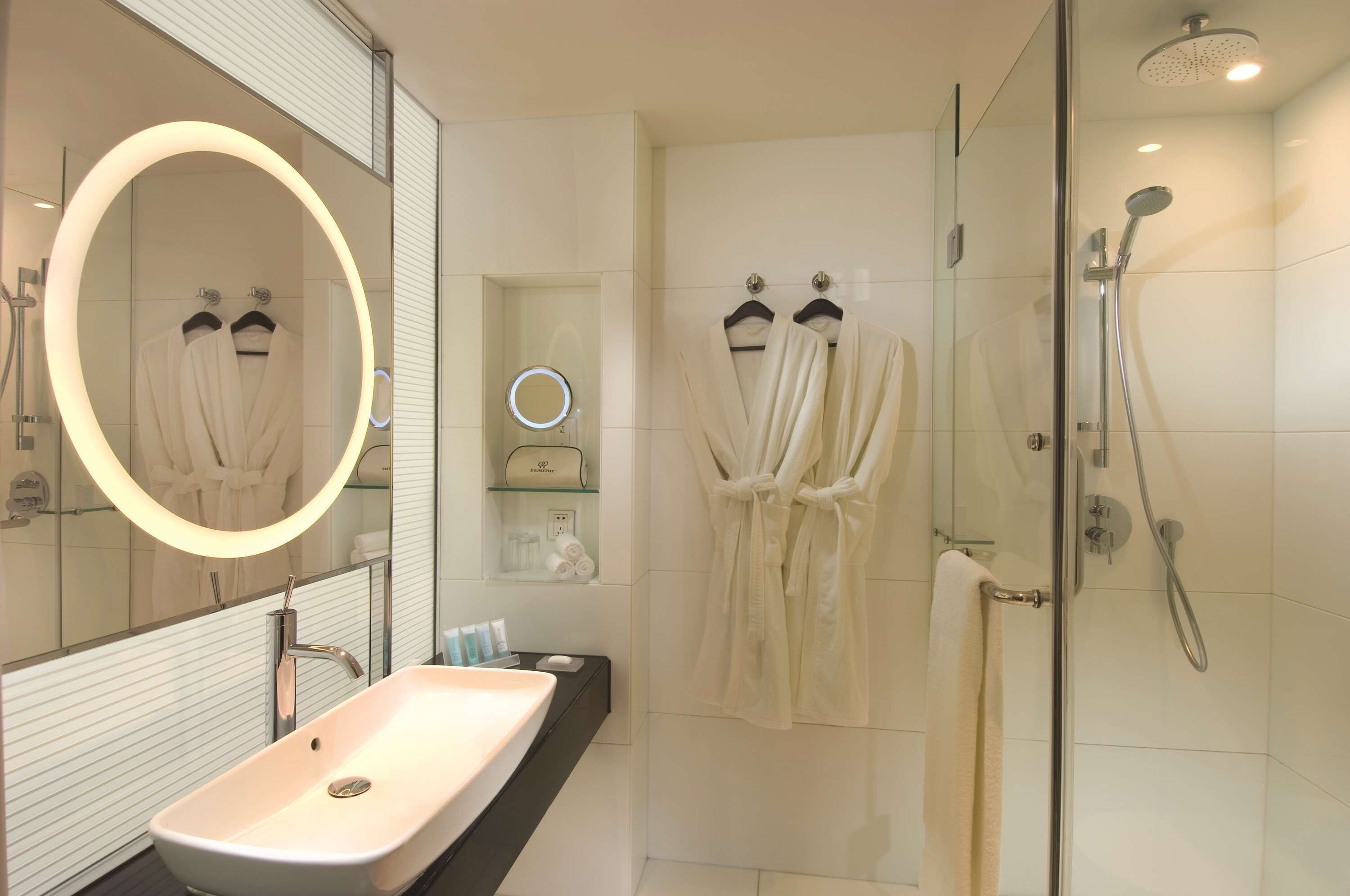 2 TWIN BED EXECUTIVE ROOM（Executive Lounge Access） | Bathroom shower