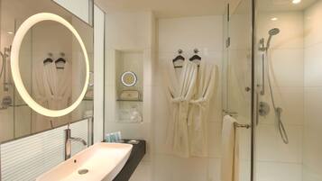 2 TWIN BED EXECUTIVE ROOM(Executive Lounge Access) | Bathroom shower