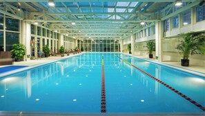 Una piscina cubierta, socorrista en las instalaciones