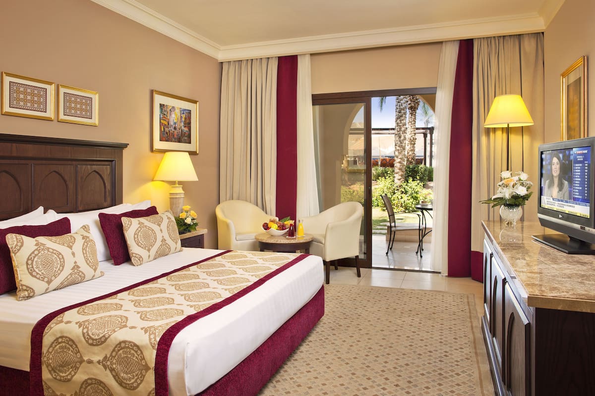Hypo-allergenic bedding, minibar, in-room safe, desk