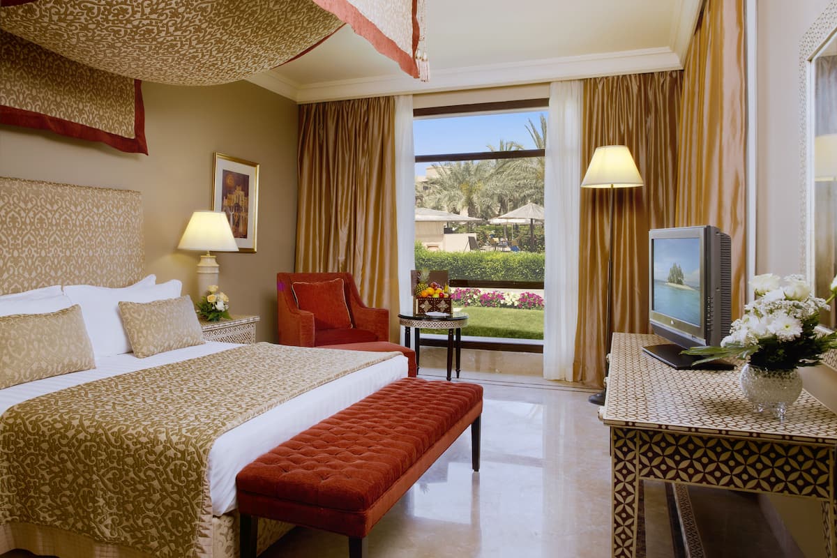 Hypo-allergenic bedding, minibar, in-room safe, desk