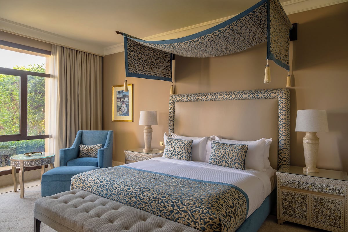 Hypo-allergenic bedding, minibar, in-room safe, desk