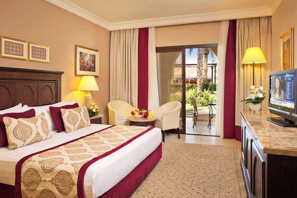 Hypo-allergenic bedding, minibar, in-room safe, desk