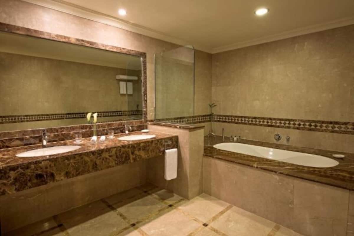 Bathtub, free toiletries, hair dryer, bathrobes