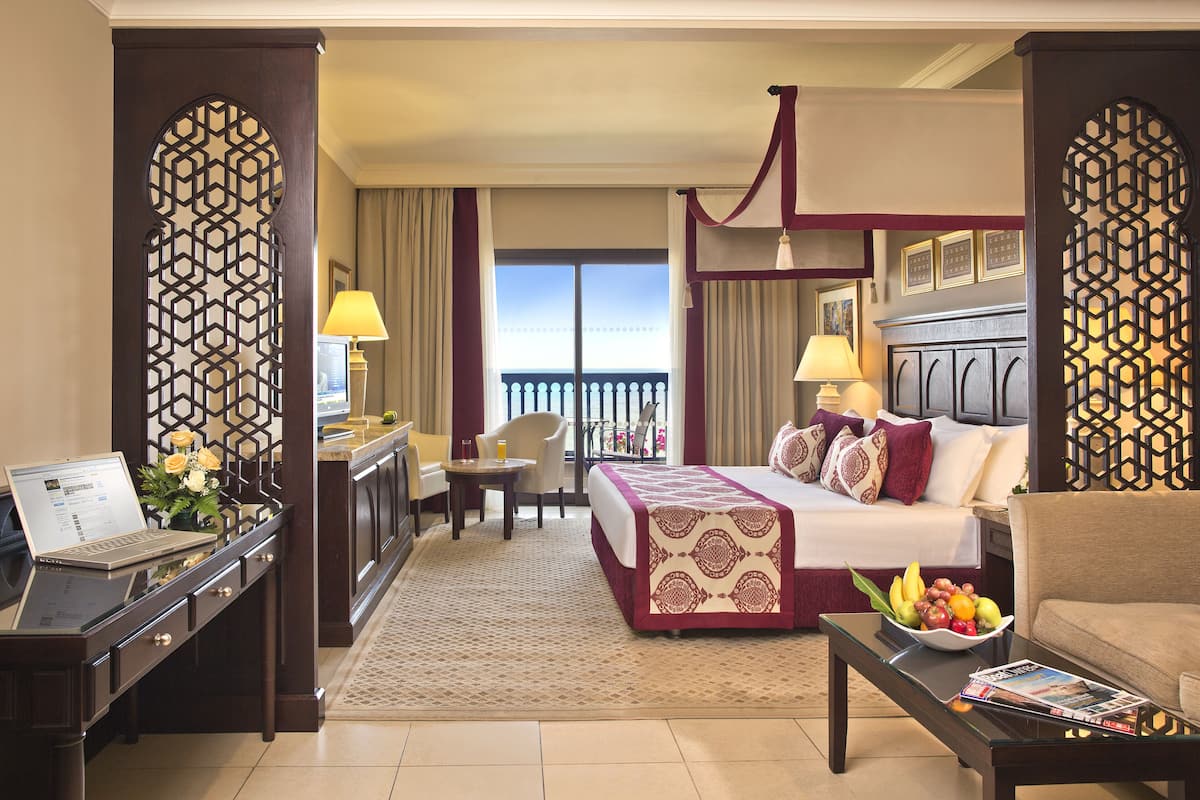 Hypo-allergenic bedding, minibar, in-room safe, desk