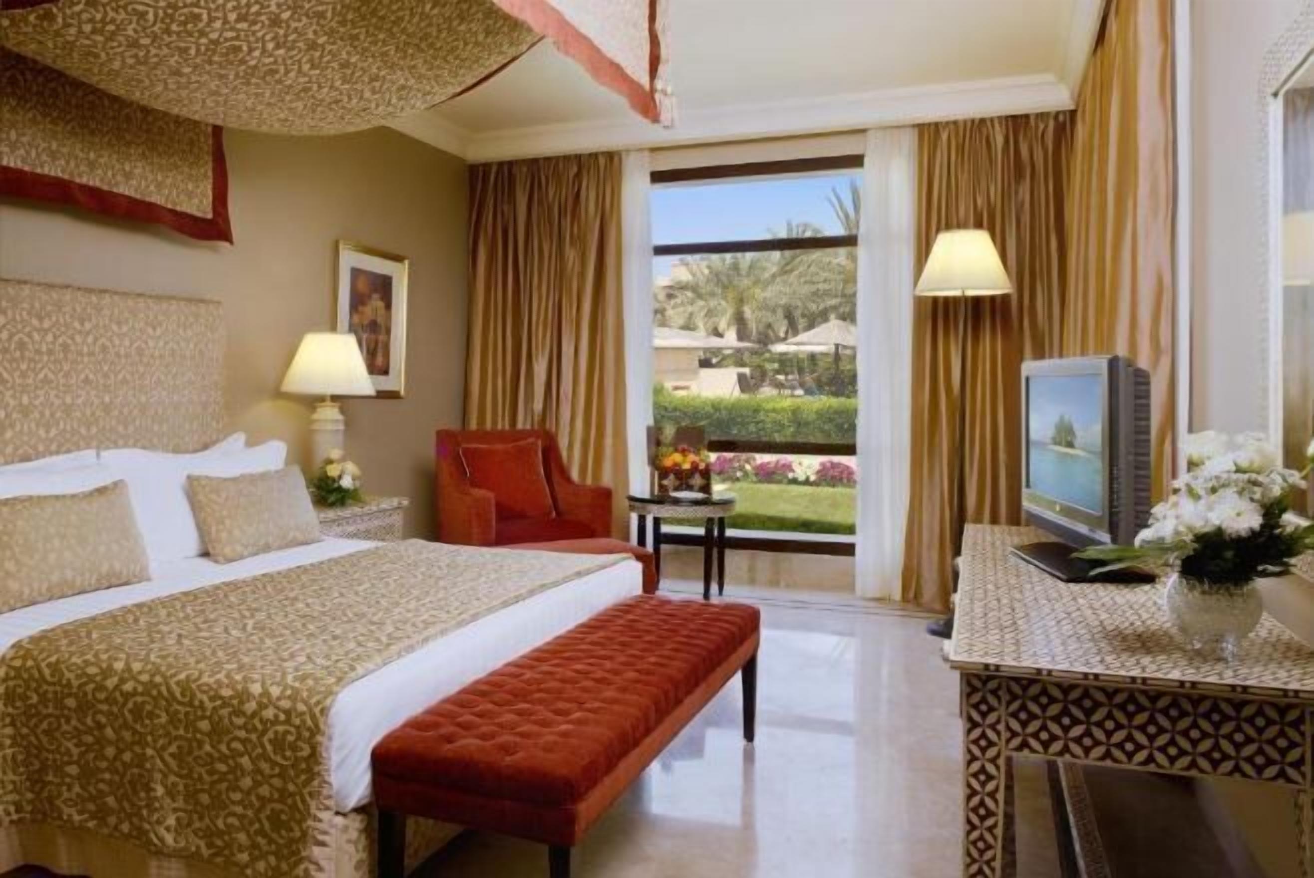 Hypo-allergenic bedding, minibar, in-room safe, desk