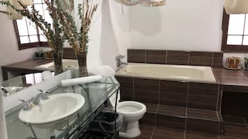 Suite Superior, 1 Tempat Tidur King, jet tub | Kamar mandi | Pengering rambut, handuk, sabun, dan sampo