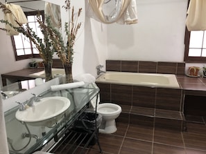 Suite supérieure, 1 trÚs grand lit, baignoire à jets | Salle de bain | Séchoir à cheveux, serviettes fournies, savon, shampooing