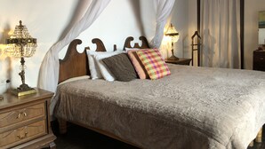 Superior Suite, 1 King Bed, Jetted Tub | Iron/ironing board (on request), WiFi (free), individually decorated - San Felipe el Real (Chihuahua)