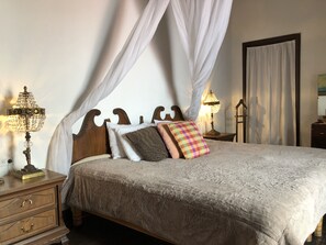 Suite superior, 1 cama King size, hidromasaje | Decoración personalizada y muebles diferentes