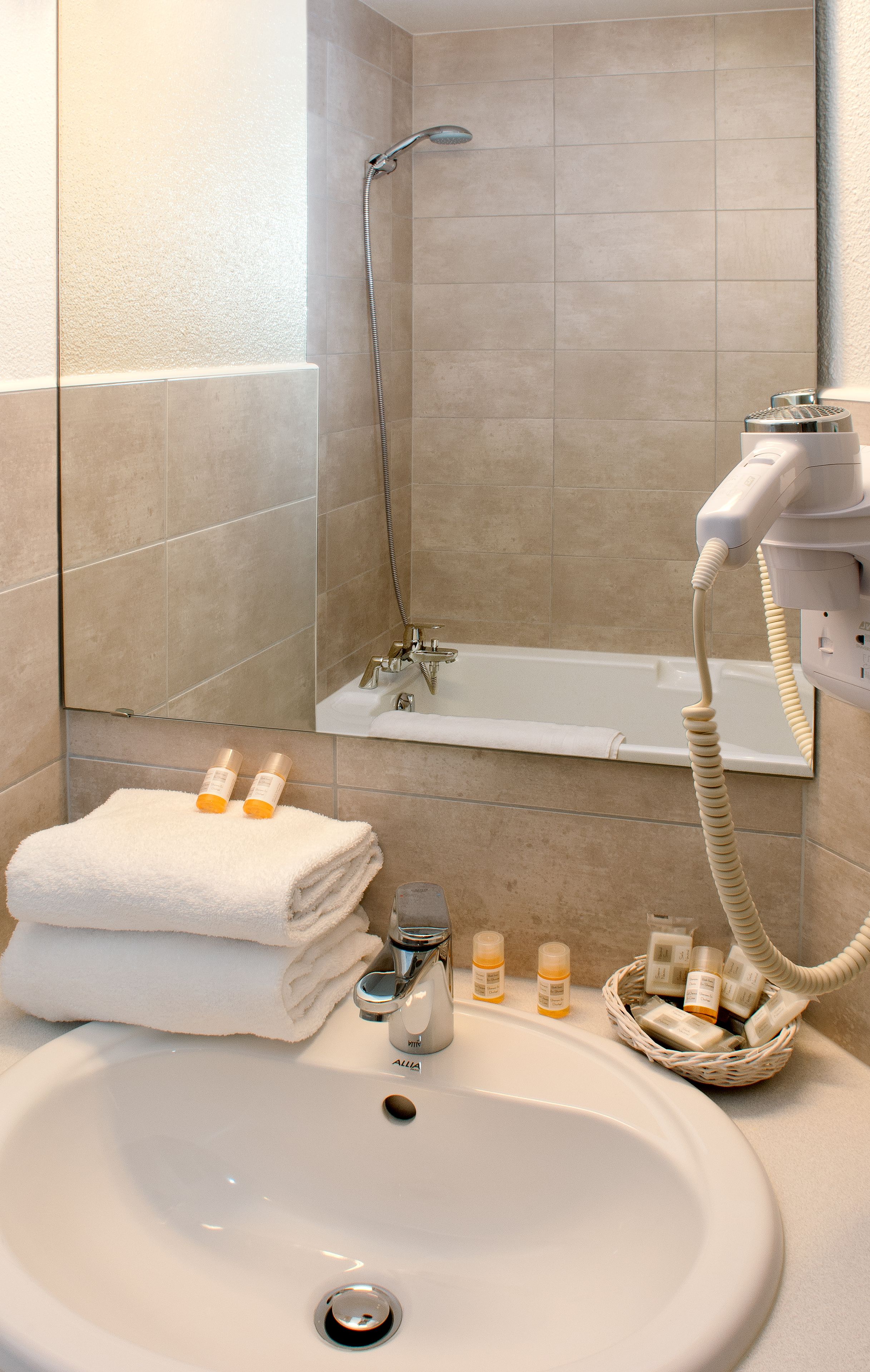 standard double room, 1 queen bed, non smoking | bathroom sink