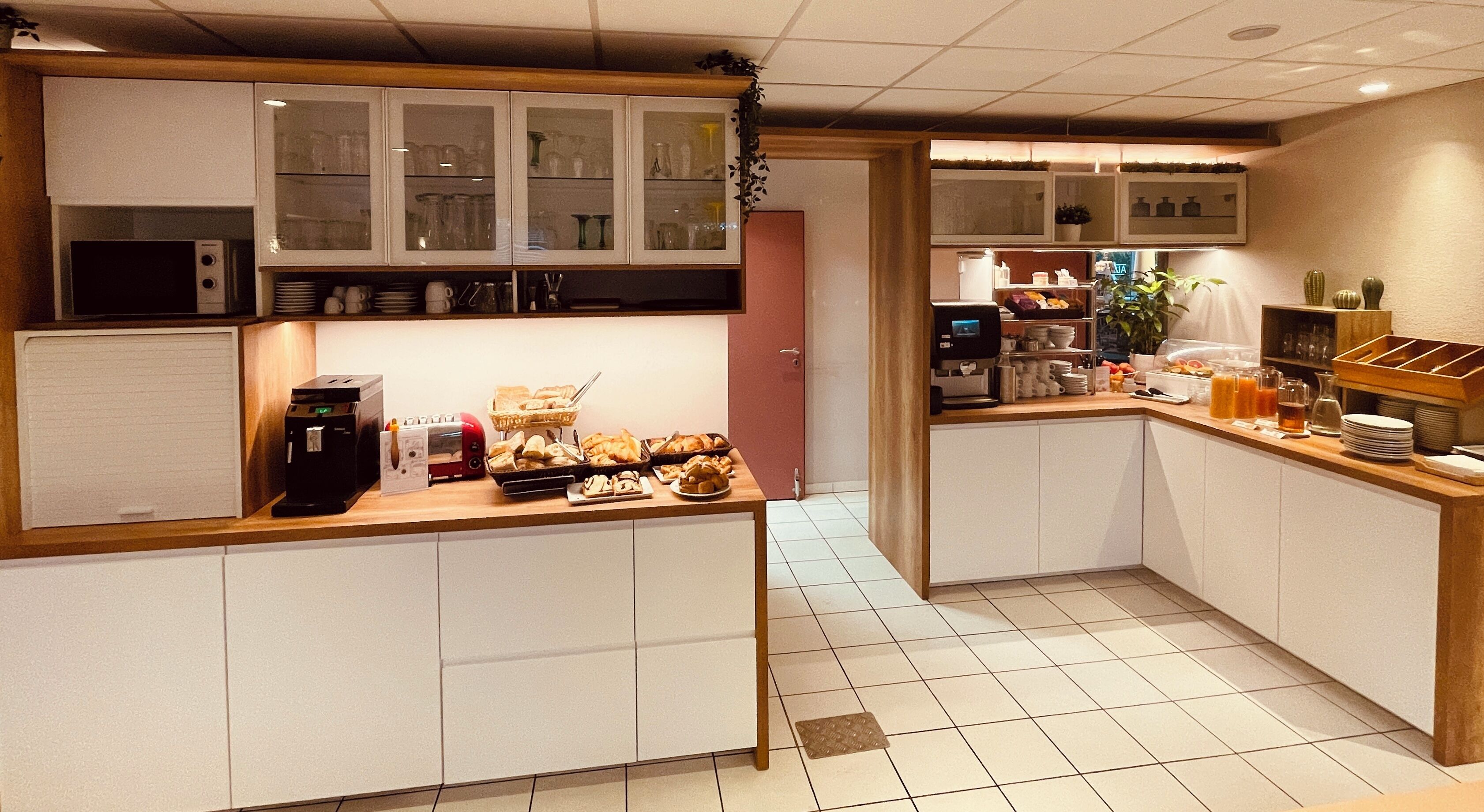 Frukostbuffé varje dag (EUR 14.50 per person)