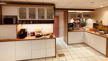 Petit déjeuner buffet (14.50 EUR par personne)