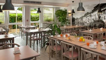 Colazione a buffet, servita tutte le mattine (14.50 EUR a persona)