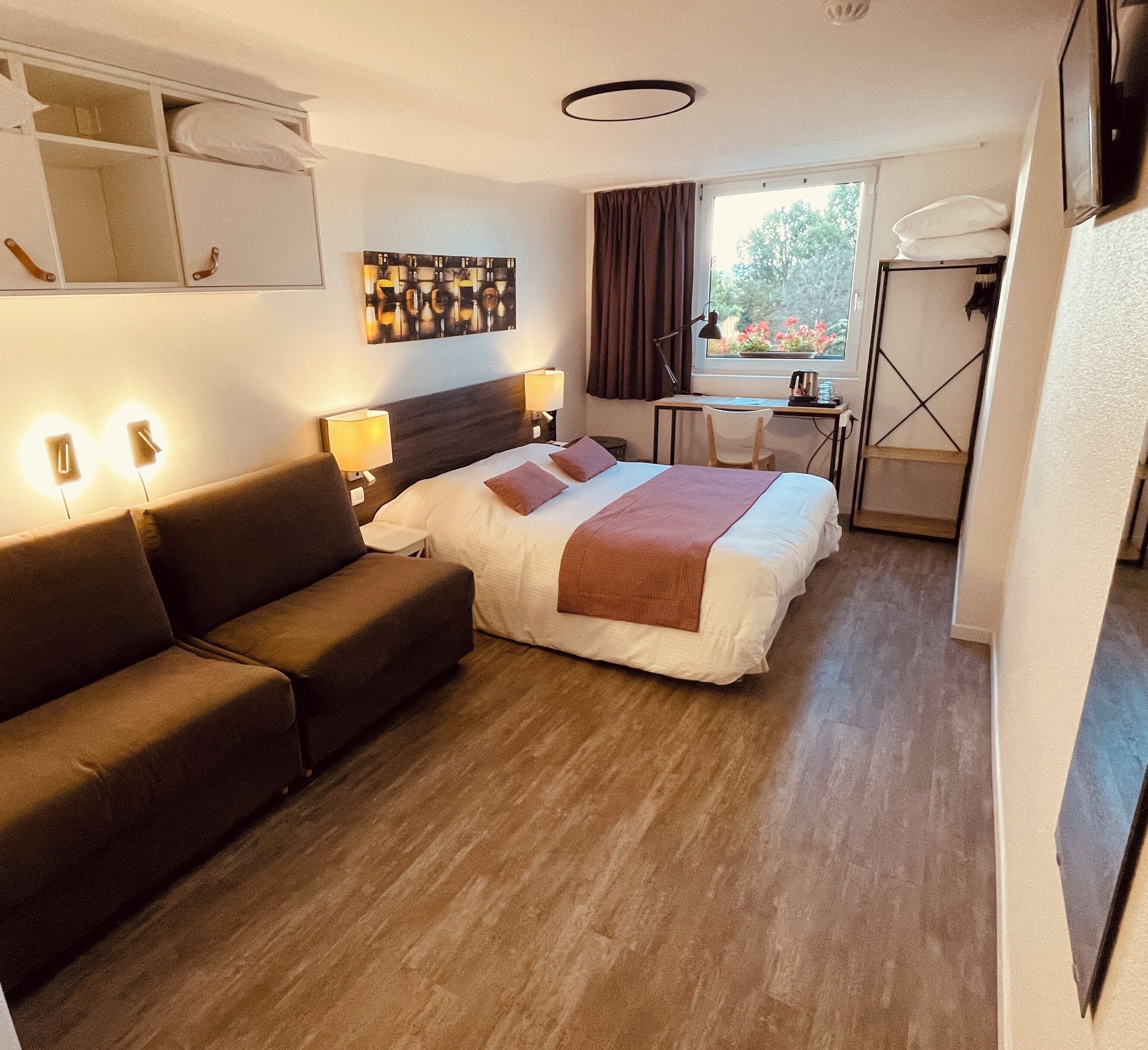 Familie tweepersoonskamer, niet-roken | Een bureau, verduisterende gordijnen, een strijkplank/strijkijzer