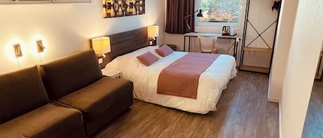 Chambre Double Familiale, non-fumeurs | Bureau, rideaux occultants, fer et planche Ă repasser