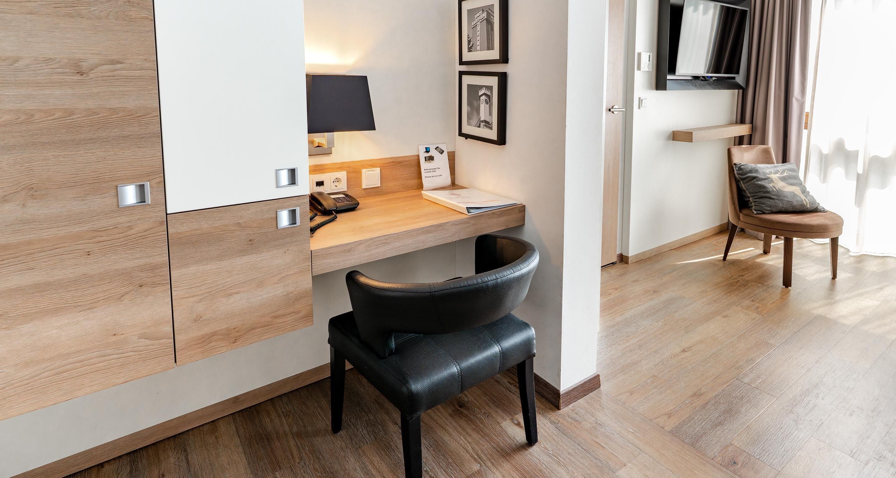 junior suite, 1 queen bed | in-room safe, soundproofing, rollaway beds, free wifi