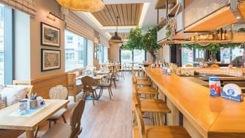 供應早餐、午餐和晚餐,德國料理