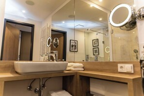 Een bad/douchecombinatie, gratis toiletartikelen, een haardroger