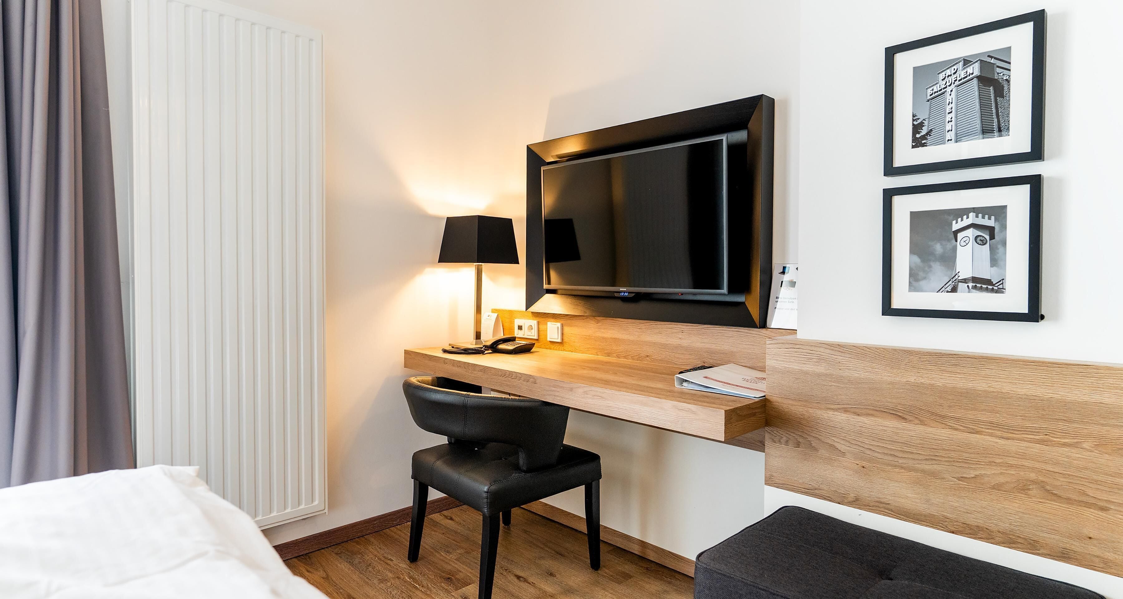 comfort room, 1 queen bed (comfort plus) | in-room safe, soundproofing, rollaway beds, free wifi