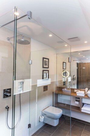 Tina con regadera, amenidades de baño gratuitas, secadora de cabello 