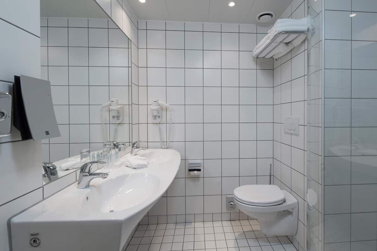 Ducha, artículos de higiene personal gratuitos y secador de pelo