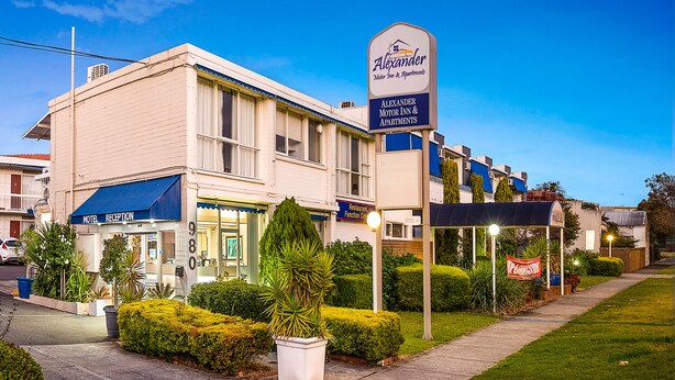 A hotel with a motel reception, motor inn, and apartments.
