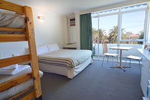 Escritorio, tabla de planchar con plancha, wifi gratis y ropa de cama