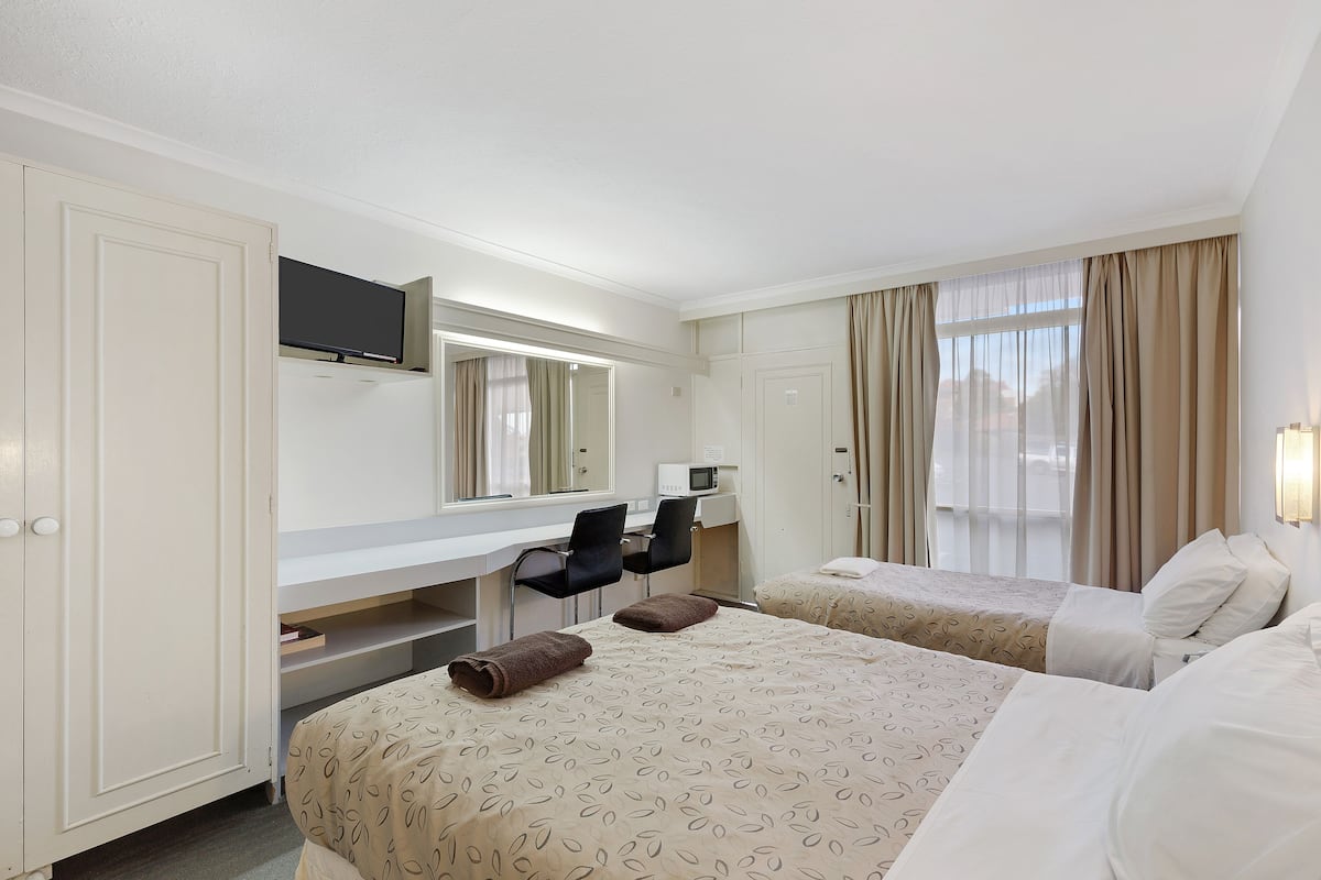Triple Room | Desk, iron/ironing board, WiFi (free), alarm clocks