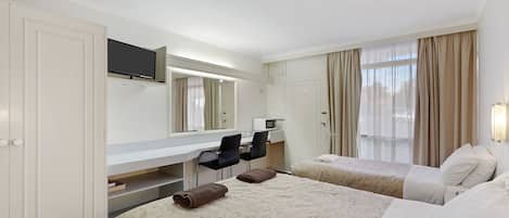 Triple Room | 1 bedroom, desk, iron/ironing board, free WiFi