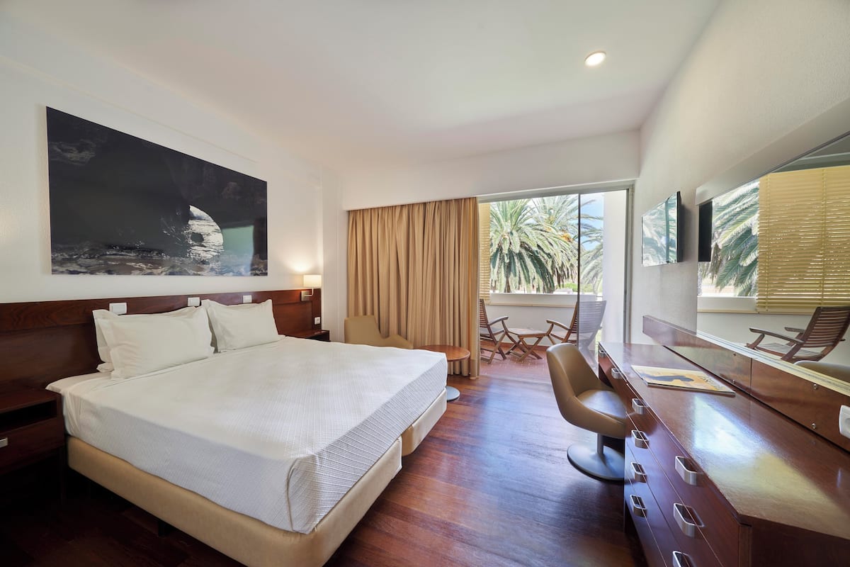 Double Room with Extra Bed | 迷你吧、客房內保險箱、書桌、免費無線上網