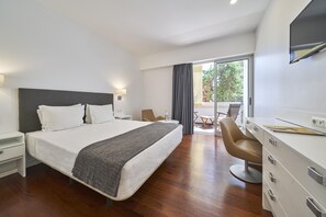 Superior-Zweibettzimmer, Gartenblick | Minibar, Zimmersafe, Schreibtisch, kostenloses WLAN