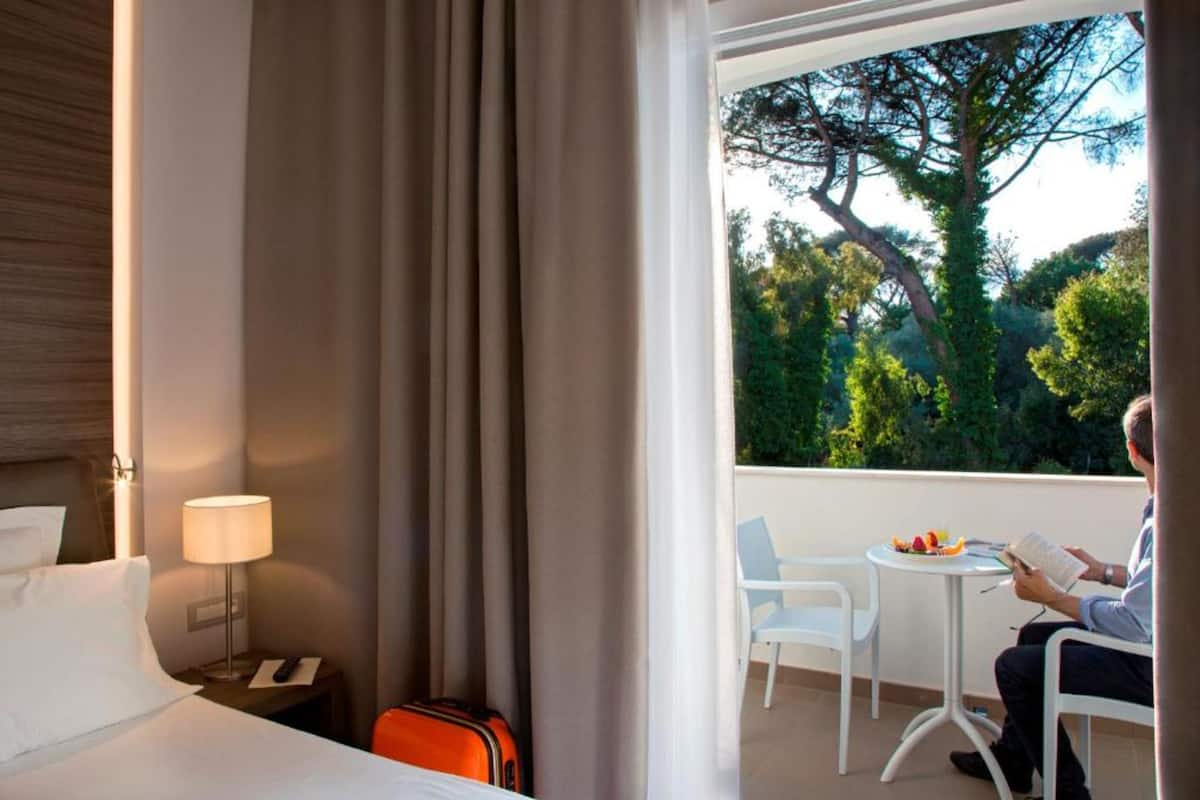 1 bedroom, hypo-allergenic bedding, minibar, in-room safe