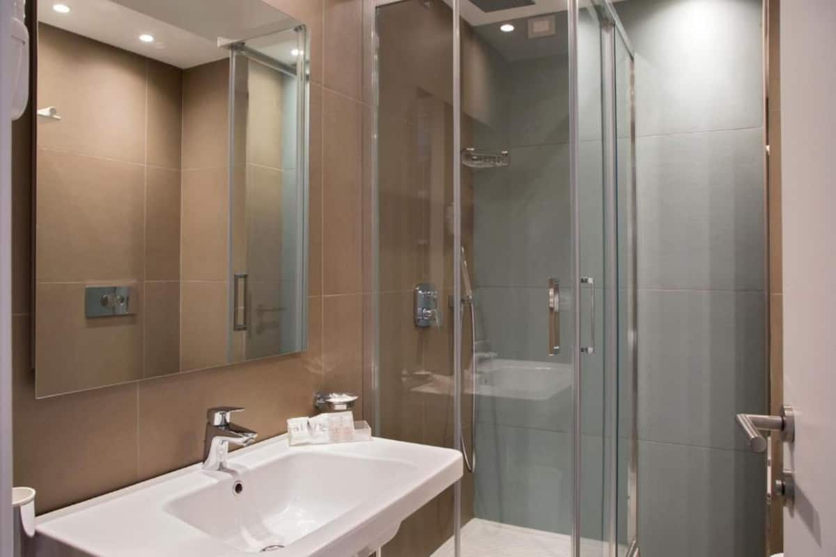 Shower, rainfall showerhead, free toiletries, hair dryer