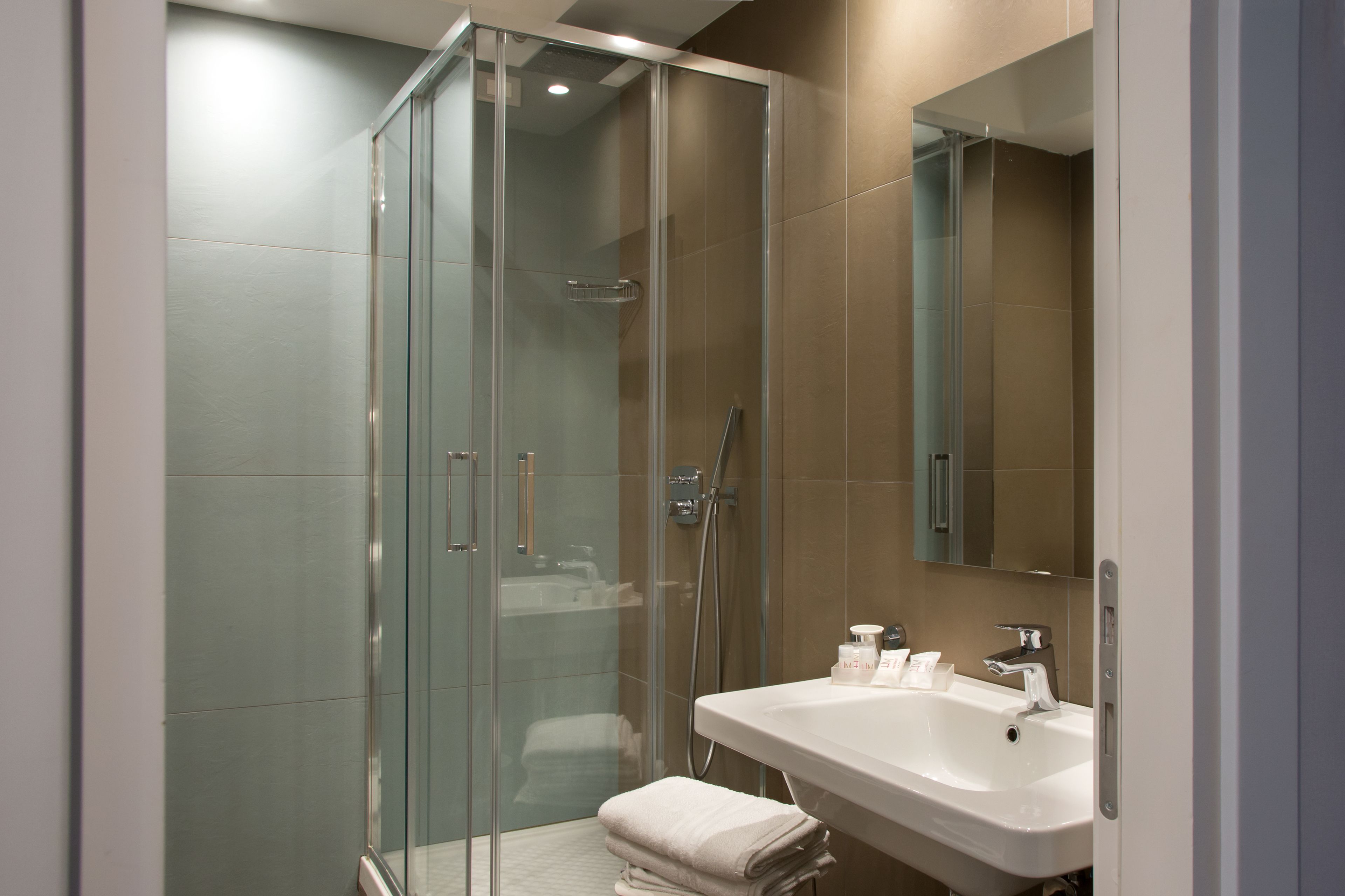 shower, rainfall showerhead, free toiletries, hair dryer