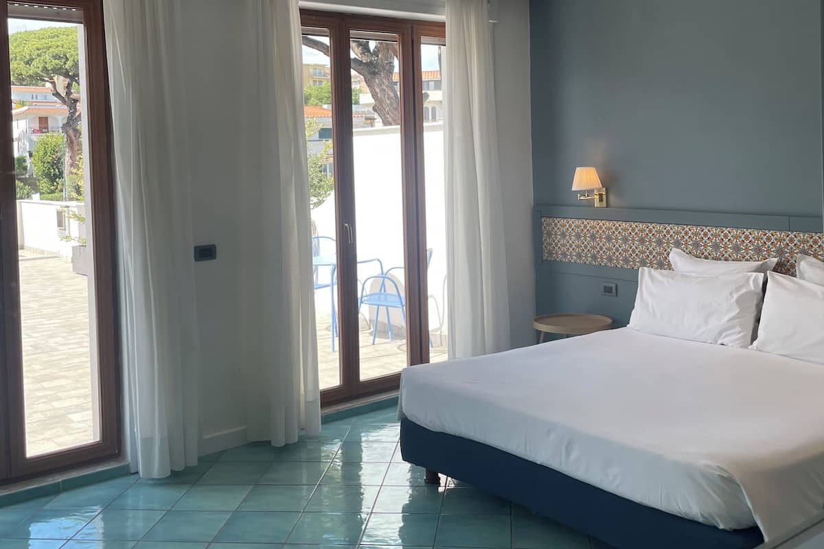 1 bedroom, hypo-allergenic bedding, minibar, in-room safe