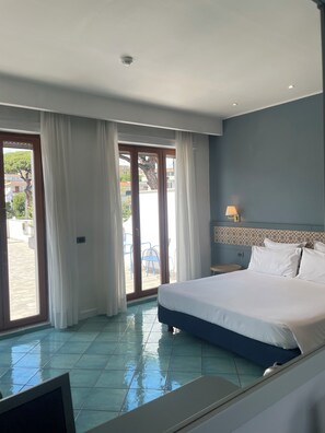 Camera Quadrupla (Letto matrimoniale + divano letto) in Edificio Separato con Terrazza. | 防过敏的被褥、迷你吧、客房内保险箱、隔音