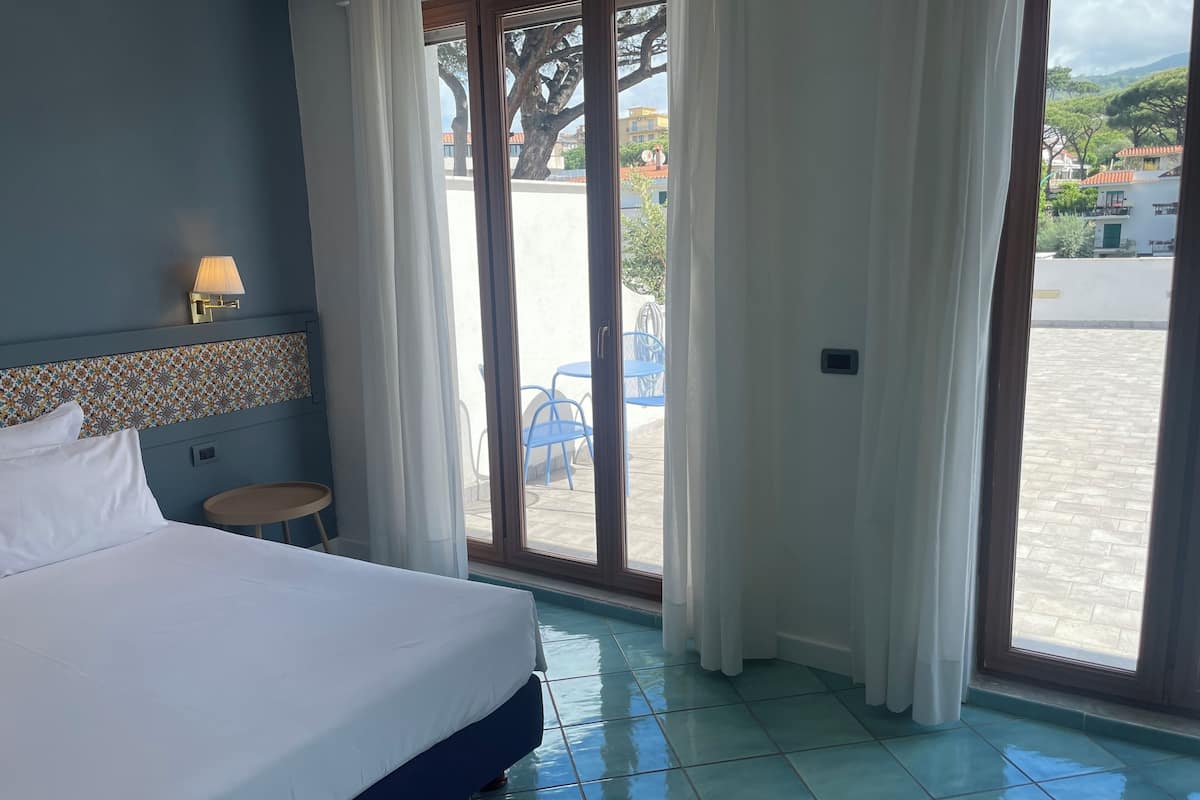 1 bedroom, hypo-allergenic bedding, minibar, in-room safe