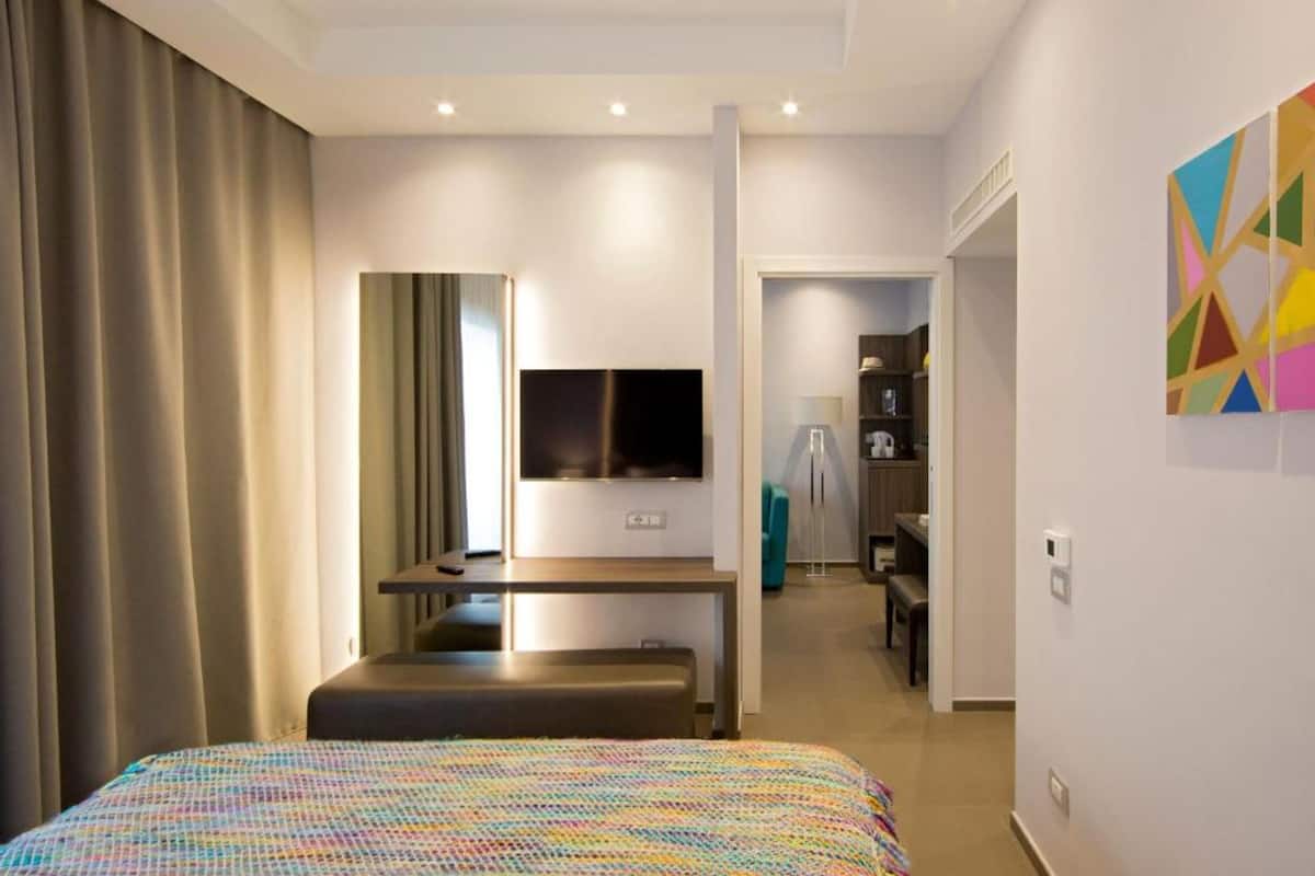 1 bedroom, hypo-allergenic bedding, minibar, in-room safe